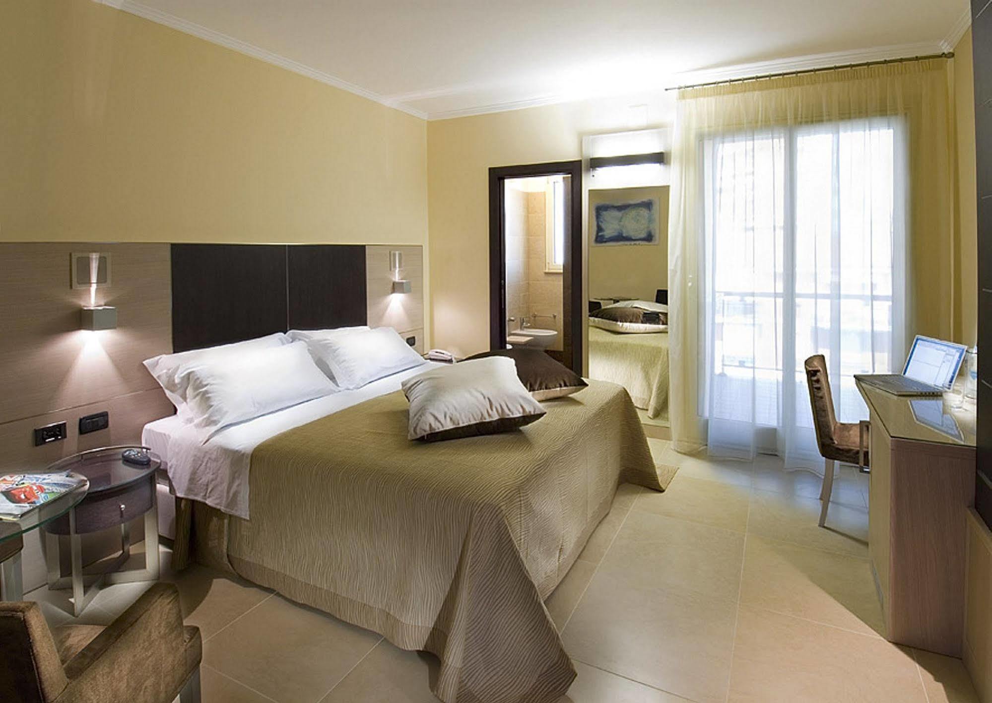 Hotel Imperial San Benedetto del Tronto Exteriör bild